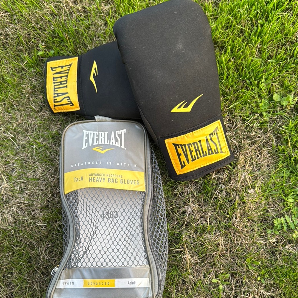 Everlast Black Heavy Bag Gloves